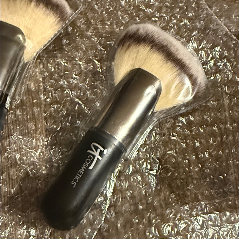 IT Cosmetics heavenly lux mega Fan Brush 🆕 - Picture 2 of 2